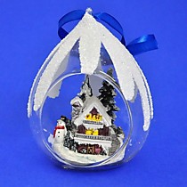 Стеклянный шар в виде капли с домиком и снеговиком в лесу
