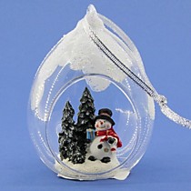 Стеклянный шар в виде капли со снеговиком в лесу