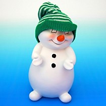 Снеговик в зеленой шапке